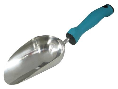 Ein Edelstahlschaufel mit blauem Griff, typischerweise zum Gärtnern oder zum Schaufeln von Erde verwendet, zeigt sein ergonomisches Design für einfache Handhabung.