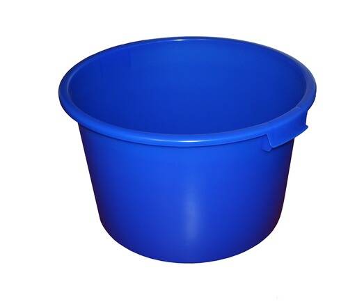 Ein großer, blauer Kunststoffeimer mit glatter Oberfläche und einem Griff, der häufig für Haushaltsreinigungs- oder Lagerungsaufgaben verwendet wird.