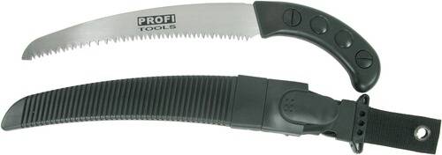 Eine Handsäge mit schwarzem Griff und gezahnter Metallklinge, nach oben geneigt; der Griff hat eine strukturierte Oberfläche für Stabilität.