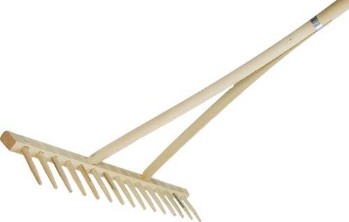 Ein Bambooharke mit Holzgriff, mit beabstandeten Bambuszinken, gewinkelt um seine Struktur zu zeigen, verwendet zum Gärtnern oder zur Landschaftsgestaltung.