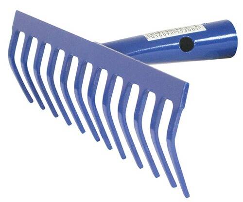 Ein blauer Kunststoff-Harken mit langen, gleichmäßig verteilten Zinken, der zum Verteilen und Ebnen von Erde oder zum Entfernen von Gartenabfällen konzipiert ist.