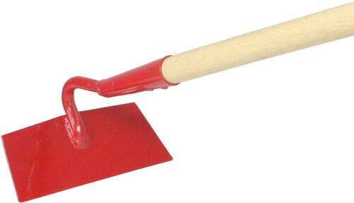 Eine rote Stahlsandschaufel mit Holzgriff, dargestellt vor weißem Hintergrund.