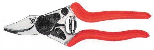 Rote Zange mit Metallgriff, verwendet zum Crimpen.