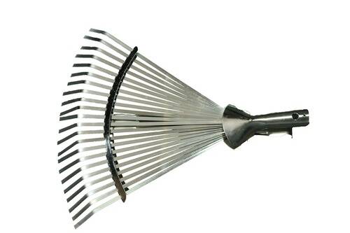 Ein Metallrechen mit einem verstellbaren fächerförmigen Kopf und schwarzem Griff, verwendet zum Sammeln von Blättern und Gartenabfällen in Gärten.