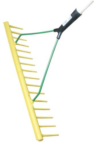 Ein gelb-grüner Gartenrechen mit mehreren Zinken, entworfen zum Sammeln von Blättern oder Schutt, vor einem neutralen Hintergrund dargestellt.