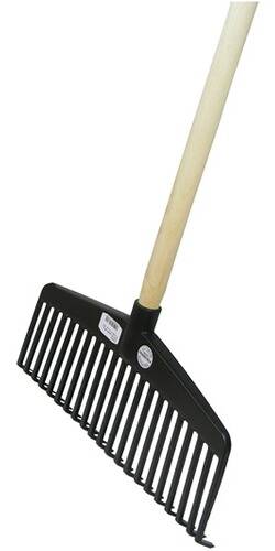 Ein Gartenrechen mit Holzstiel und schwarzem Kunststoffkopf, ausgestattet mit weit auseinanderstehenden Zinken, geeignet zum Sammeln von Laub und Verschmutzungen.