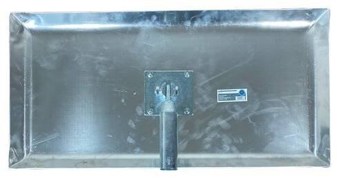 Eine rechteckige Metallschaufel mit flachem Boden, die über eine Halterung an einem kurzen Stiel befestigt ist. Ein kleines Etikett ist auf der Oberfläche sichtbar.