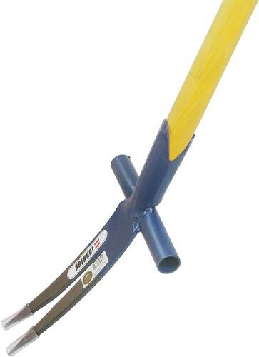 Eine Gartenforke mit gelbem Griff und blauen Zinken sowie einem Etikett, vor einem weißen Hintergrund positioniert.