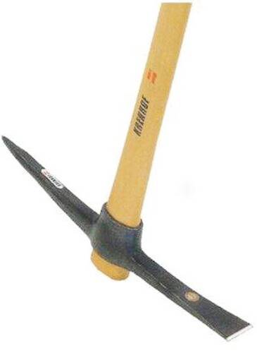 Eine Spitzhacke mit hölzernem Stiel und zwei Metallenden, eines spitz und das andere flach.