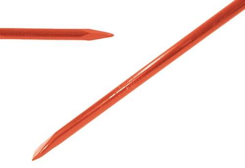 Zwei rote Kunststoffstricknadeln, eine horizontal und die andere diagonal, auf weißem Hintergrund.