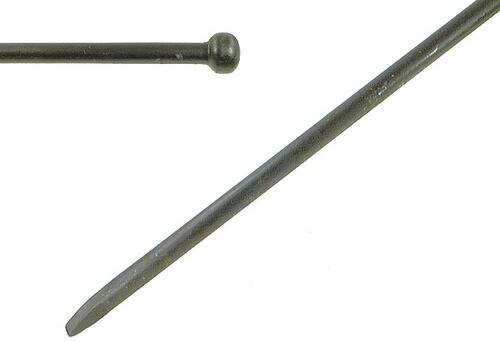 Eine Nahaufnahme von zwei Nägeln, einer mit einem abgeflachten Kopf und einer mit einem spitzen Ende, diagonal auf einem weißen Hintergrund angeordnet.