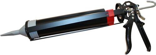 Ein schlanker, glänzender schwarzer Metallzylinder wird vor einem weißen Hintergrund gezeigt. Die glatte Oberfläche des Objekts reflektiert Licht.