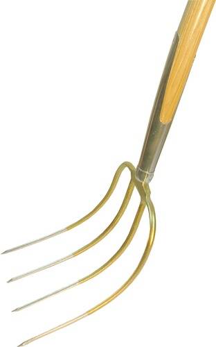 Eine Gartengabel mit drei Zinken und Holzstiel, verwendet zum Belüften von Boden oder zum Umwenden von Kompost.