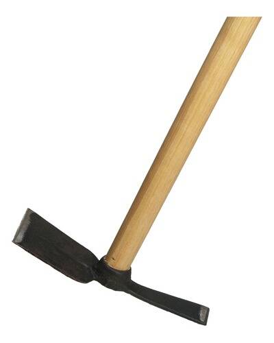 Eine Gartenharke mit Holzstiel und flacher Metallklinge im optimalen Winkel zur Bodenbearbeitung.