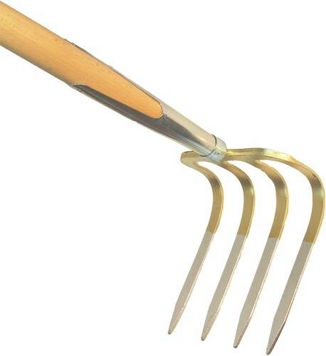 Ein vierzinkiger Handkultivator für den Garten mit Holzgriff und Metallzinken, verwendet zum Auflockern von Erde und zum Entfernen von Unkraut.