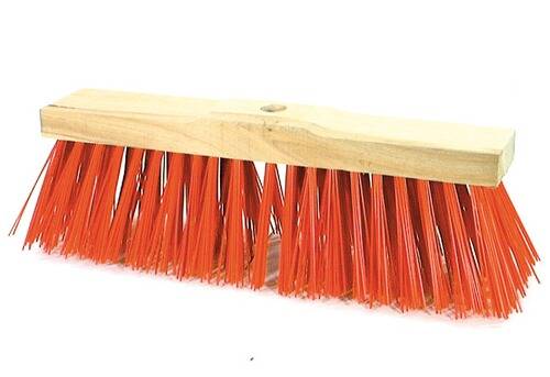 Ein Holzbesenköpf mit steifen, leuchtend roten Borsten.