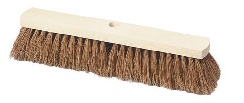 Ein Besenkopf aus Holz mit braunen Borsten zum Kehren von Böden.