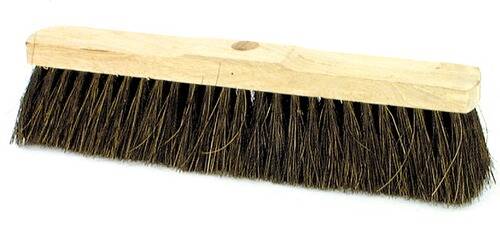 Ein Besen mit hölzernem Griff und braunen Borsten, horizontal liegend, ist vor einem weißen Hintergrund dargestellt.
