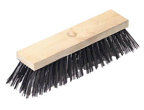 Holzbesen mit steifen schwarzen Borsten in leichtem Aufwärtswinkel, entwickelt für anspruchsvolle Reinigungsaufgaben auf rauen Oberflächen.