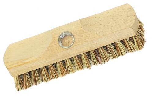 Ein Besen mit Holzgriff und steifen Borsten, teilweise sichtbar, diagonal gegen einen einfachen weißen Hintergrund positioniert.