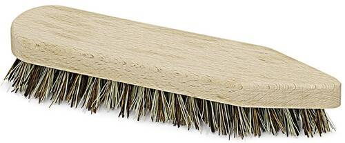 Eine Nahaufnahme einer Holzbürste mit steifen Borsten, die zum Reinigen verwendet wird.