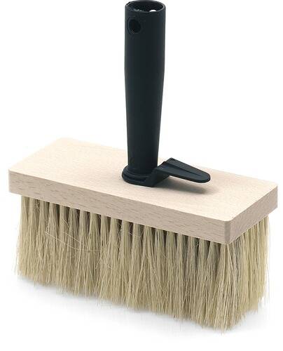 Eine Bürste mit einem Holzblock und dicken Borsten, mit einem schwarzen Griff oben angebracht, verwendet für Reinigungs- oder Anstricharbeiten.
