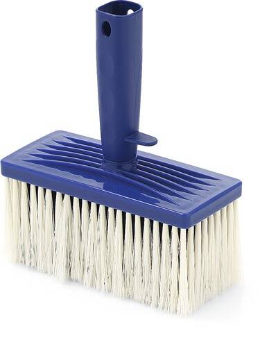 Ein großer rechteckiger Pinsel mit weißen Borsten und blauem Griff, der zum Auftragen von Tapetenkleber verwendet wird.