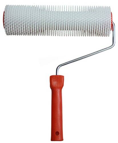 Eine Spikwalze mit rotem Griff und zylindrischem Kopf mit gleichmäßig verteilten Spitzen, die zum Auftragen von Materialien wie Klebstoff oder Ausgleichsmasse verwendet wird.