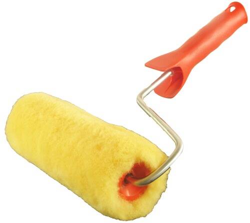 Eine gelbe Farbrolle mit rotem Griff, verwendet zum Anstreichen großer Flächen.