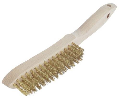 Eine Drahtbürste mit Holzgriff und steifen Metallborsten, die zum Reinigen oder Entfernen von Rost von Oberflächen verwendet wird.