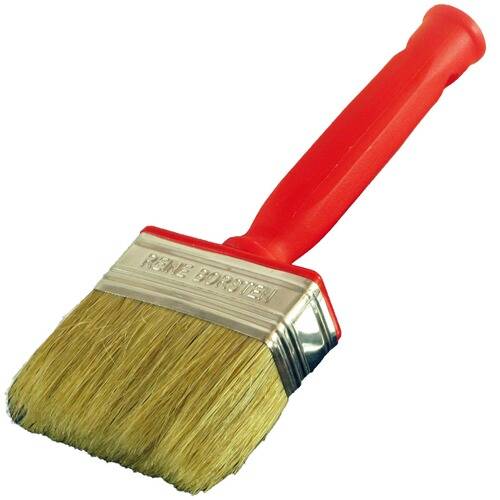 Ein Pinsel mit rotem Griff, gelben Borsten und metallerner Zwinge ist diagonal vor weißem Hintergrund positioniert.