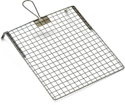 Ein Metall-Grillkorb mit einem flachen quadratischen Gitter und einem Griff, verwendet zum gleichmäßigen Garen von Lebensmitteln über einem Grill oder offener Flamme.