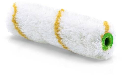 Eine Nahaufnahme einer flauschigen Farbwalze mit einem weiß-gelben Streifenmuster, die zum Auftragen von Farbe auf Oberflächen verwendet wird.