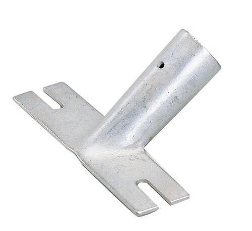 Eine Metallhalterung mit einem zylindrischen Rohr und flacher Basis mit zwei Schlitzen.