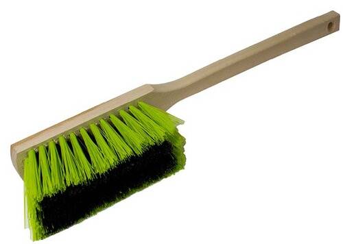 Ein Besen mit grünen Borsten und einem Holzstiel, entwickelt zum Fegen von Böden.