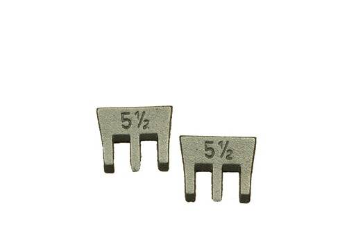 Zwei Metallfersenplatten mit eingravierter Größe 