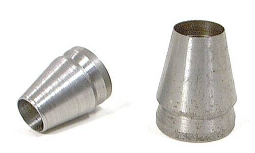 Zwei silberne metallische kegelförmige Objekte, eines liegt auf seiner Seite und das andere steht aufrecht, vor einem weißen Hintergrund.