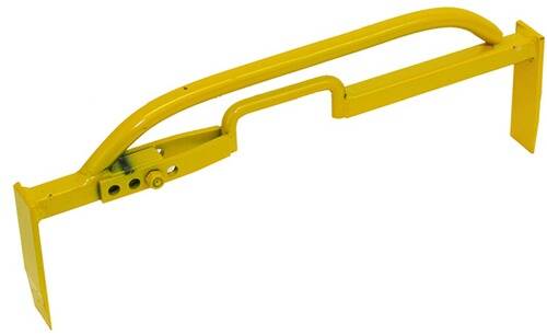 Ein gelber Metallrohrschneider auf weißem Hintergrund, der einen gebogenen Griff und einen Schneidemechanismus zeigt.