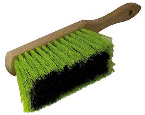 Eine Bürste mit hölzernem Griff und leuchtend grünen Borsten.