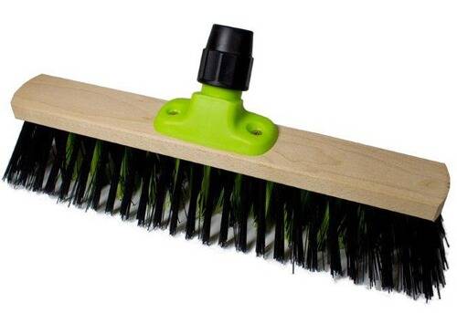 Ein Bürstenkopf mit schwarzen und grünen Borsten, befestigt auf einer Holzbasis mit einem grünen Kunststoffverbinder für einen Griff.