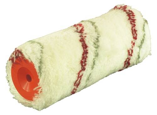 Ein flauschiger Farbroller-Bezug mit einer roten Kunststoff-Innenhülse und grün-roten Streifen auf dem weißen Stoff, entwickelt zum Streichen glatter Oberflächen.