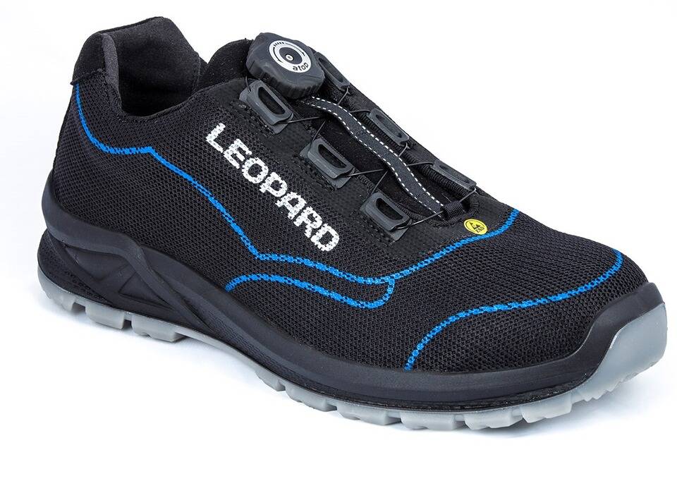 Ein schwarzer Sportschuh mit blauen Akzenten und 