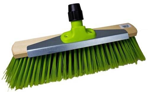 Ein grüner Kehrbesen mit Holzstiel, ausgestattet mit dicht gepackten Kunststoffborsten, die zum Fegen konzipiert sind.