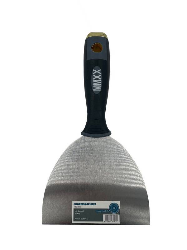 Ein Metallspachtel mit schwarzem Griff, beschriftet mit „MAXX Brillant