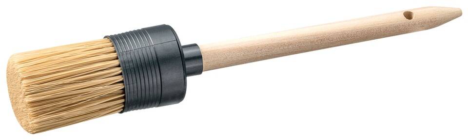 Ein schwarzer Gummikolben mit Holzstiel, horizontal nach rechts angewinkelt.