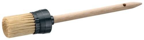 Ein Holzgriff mit schwarzem Gummiende, Teil eines Werkzeugs oder Geräts, vor weißem Hintergrund.