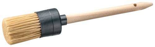 Ein schwarzer Toilettenplunger mit Holzgriff auf weißem Hintergrund.