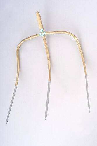 Eine zweiteilige Mistgabel mit hölzernem Stiel und Metallzinken, die für Aufgaben wie Graben oder Heuheben verwendet wird.