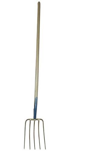 Ein Holzstab mit einer metallisch blauen Kappe an einem Ende, aufrecht gegen einen einfachen Hintergrund stehend.