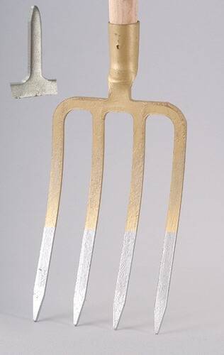 Eine Gabel mit drei Zinken, die einen Farbverlauf von Gold zu Silber aufweist, wird vor einem hellgrauen Hintergrund angezeigt.